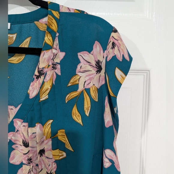 DR2 by Daniel Rainn Teal Floral V-Neck Short Sleeve Blouse in Size 2X - Picture 5 of 8